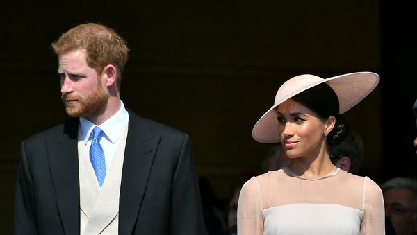 الأمير البريطاني هاري و زوجته ميغان ماركل، دوقة ساسيكس يحضران حفلة في حديقة قصر باكنغهام، أول مشاركة ملكيّة لهما كزوجين، في لندن، 22 مايو/أيار 2018 - سبوتنيك عربي