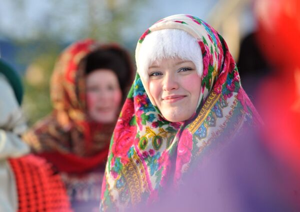 إحدى المشاركات في مهرجان فيرخوتورسكي للأزياء في معرض لأعياد عيد الميلاد - سبوتنيك عربي