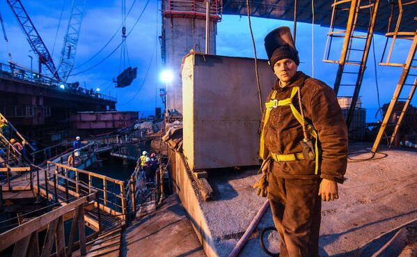 عامل في بناء جسر القرم في مضيق كيرتش - سبوتنيك عربي