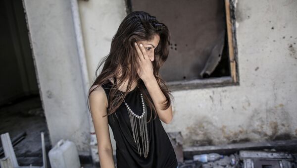 فتاة تتفحص منزلها في وسط الركام في مدنية حمص، بعد أن تركته خلال العمليات العسكرية - سبوتنيك عربي