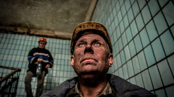 عمال المناجم بعد الانتهاء من العمل في منجم تشيليوسكينتسيف في دونيتسك - سبوتنيك عربي