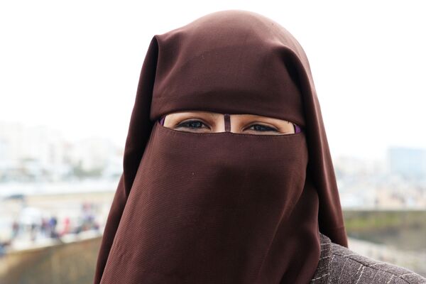 فتاة ترتدي النقاب في الساحة أمام مسجد الحسن الثاني في الدار البيضاء - سبوتنيك عربي