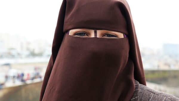 فتاة ترتدي النقاب في الساحة أمام مسجد الحسن الثاني في الدار البيضاء - سبوتنيك عربي