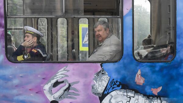 الناس في وسائل النقل العام في كالينينغراد - سبوتنيك عربي