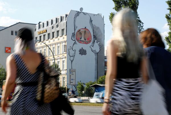 رسم غرافيتي لعدة فنانين Die Dixons، كجزء من مهرجان برلين للجداريات 2018 الأول من نوعه، حيث يقوم الفنانون المدنيون المحليون والدوليون بإنشاء معرض كبير في الهواء الطلق لإثراء المساحات الحضرية في برلين، ألمانيا  21 مايو/ أيار 2018 - سبوتنيك عربي