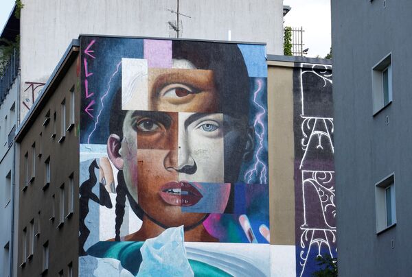 عمل فني للفنان الحضري Elle كجزء من مهرجان برلين للجداريات 2018 الأول من نوعه، حيث ينشئ الفنانون المدنيون المحليون والعالميون معرضًا كبيرًا في الهواء الطلق لإثراء المساحات الحضرية في برلين، ألمانيا، 21 مايو/ أيار 2018 - سبوتنيك عربي