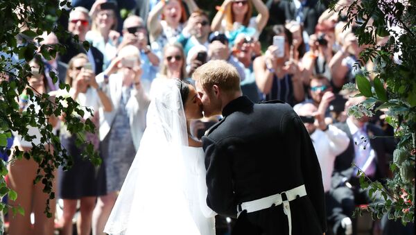 قبلة الأمير هاري لميغان ماركل على مدخل كنيسة القدي جورج في ويندسور كاست، بريطانيا 19 مايو/ أيار 2018 - سبوتنيك عربي