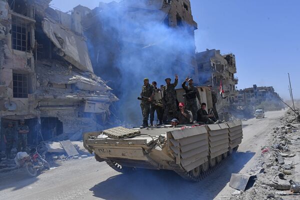 جنود الجيش السوري يدخلون مخيم اليرموك للاجئين الفلسطينيين جنوب دمشق - سبوتنيك عربي