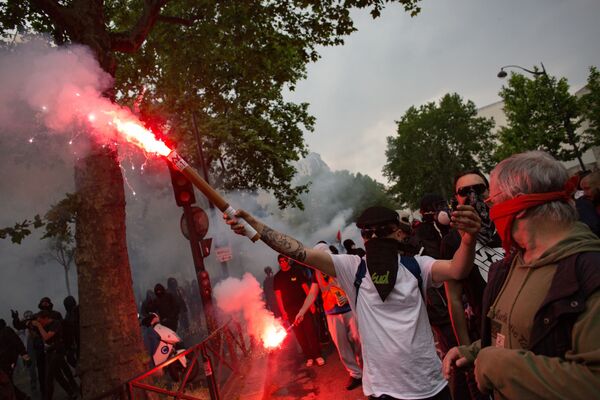 المشاركون في مظاهرات احتجاجا على سياسات الرئيس إيمانويل ماكرون المتعلقة بإصلاح القطاع العام في باريس، 22 مايو/ أيار 2018 - سبوتنيك عربي