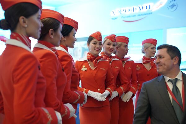 مضيفات شركة الطيران الروسية آيروفلوت في منتدى بطرسبورغ الاقتصادي الدولي - سبوتنيك عربي