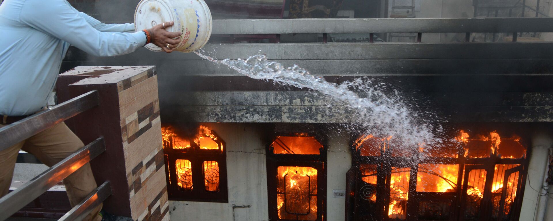 أحد السكان يحاول إخماد حريق في متجر كهربائي في أمريتسار، الهند في 20 مايو/ أيار 2018 - سبوتنيك عربي, 1920, 19.07.2019
