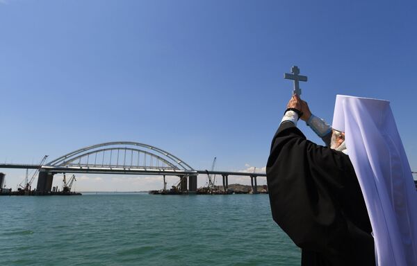مباركة جسر القرم خلال مراسم افتتاحه - سبوتنيك عربي