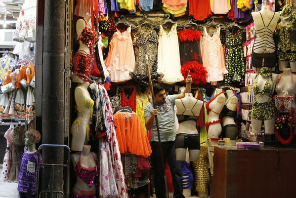 تاجر يبيع الملابس الداخلية النسائية في مدينة دمشق القديمة في 22 مايو/ أيار 2018 - سبوتنيك عربي