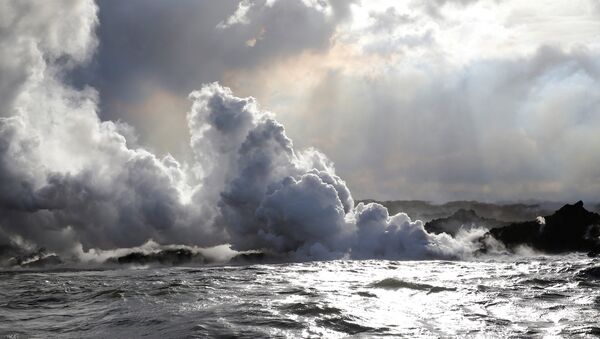 تدفق الحمم البركانية من بركان كيلاويا في جزيرة هاواي إلى المحيط الهادي - سبوتنيك عربي