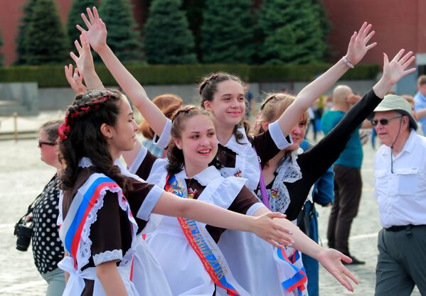 الجرس الأخير - الاحتفال بآخر يوم في المدرسة لطلاب المدارس الثانوية في روسيا على الساحة الحمراء في موسكو - سبوتنيك عربي