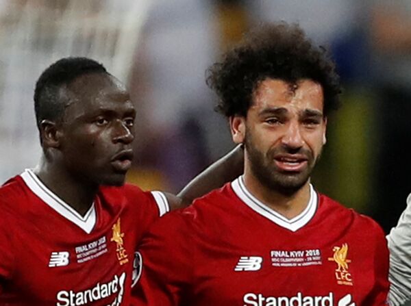 اللاعب المصري محمد صلاح يبكي بعد خروجه من مباراة فريقه ليفربول الإنجليزي ضد ريال مدريد الإسباني في نهائي دوري أبطال أوروبا، 26 مايو/أيار 2018 اللاعب المصري محمد صلاح يبكي بعد خروجه من مباراة فريقه ليفربول الإنجليزي ضد ريال مدريد الإسباني في نهائي دوري أبطال أوروبا، 26 مايو/أيار 2018 - سبوتنيك عربي