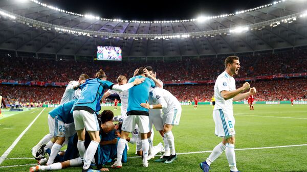 فريق ريال مدريد الإسباني بعد فوزه بكأس نهائي دوري أبطال أوروبا على فريق ليفربول الإنجليزي، في أوكرانيا، 26 مايو/أيار 2018 - سبوتنيك عربي