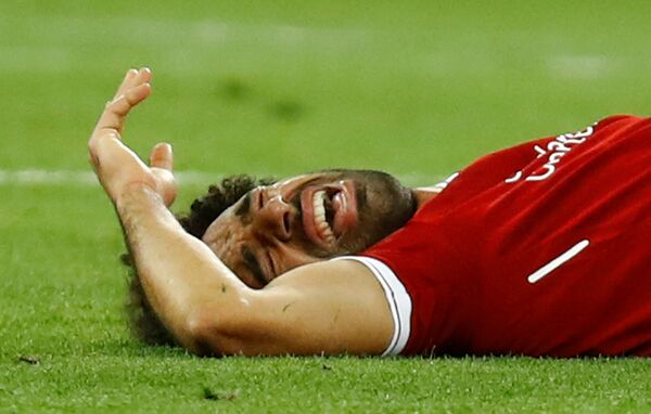 محمد صلاح عقب إصابته في نهائي دوري أبطال أوروبا، 26 مايو/أيار 2018 محمد صلاح عقب إصابته في نهائي دوري أبطال أوروبا، 26 مايو/أيار 2018 - سبوتنيك عربي