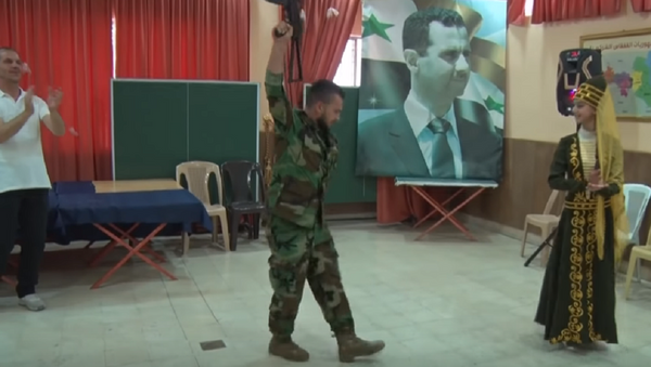 عسكري سوري يرقص مع فتاة شركسية - سبوتنيك عربي