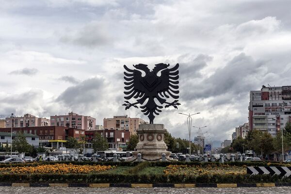 شعار ألبانيا في إحدى الساحات في تيرانا - سبوتنيك عربي