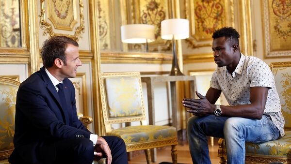 ماكرون يقرر منح الجنسية الفرنسية لمواطن مالي أنقذ طفلاً من الموت في باريس - سبوتنيك عربي