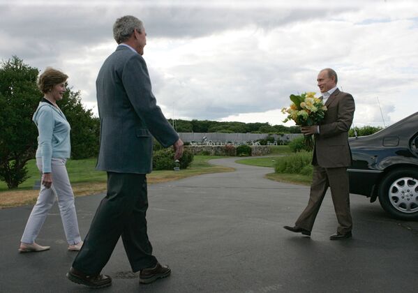 زوجة الرئيس الأمريكي السابق لورا بوش، والرئيس الروسي فلاديمير بوتين خلال اللقاء في بيت عائلة بوش أوكيرس بوينت بالقرب من كينيبنكبورت بولاية مين - سبوتنيك عربي