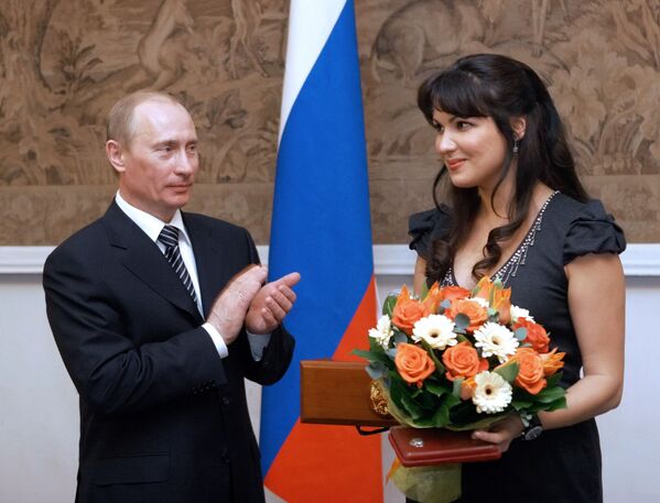 الرئيس فلاديمير بوتين يمنح اللقب الفخري فنان الشعب في روسيا لمغنية الأوبرا آنا نتريبكو في أمسية احتفالية بمناسبة الاحتفال بالذكرى الـ 225 لمسرح الدولة الأكاديمي ماريينسكي - سبوتنيك عربي