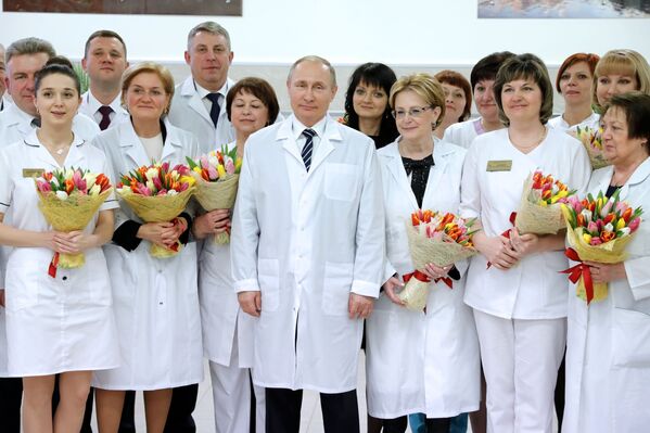 الرئيس فلاديمير بوتين في صورة جماعية مع موظفات المركز الطبي الجديد رقم 1 في بريانسك الروسية - سبوتنيك عربي