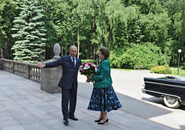 الرئيس الروسي فلاديمير بوتين يهدي باقة ورود لفالينتينا تيريشكوفا، أول رائدة فضاء وبطلة الاتحاد السوفيتي في مقره الرئاسي في نوفو-أوغاريفو - سبوتنيك عربي