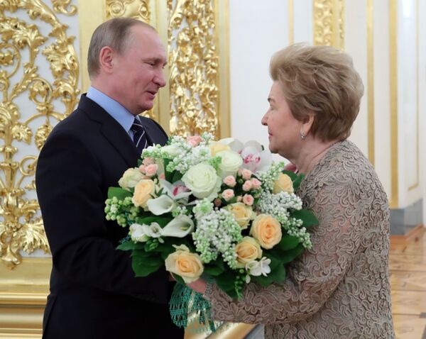 الرئيس الروسي فلاديمير بوتين ونينا يلتسينا، زوجة الرئيس الأول لروسيا الاتحادية بوريس يلتسين - سبوتنيك عربي