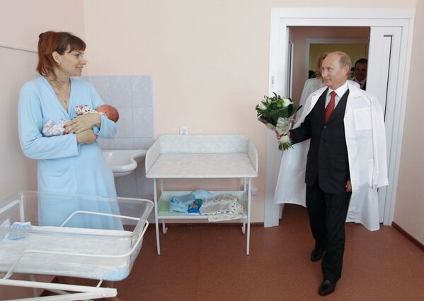 الرئيس الروسي فلاديمير بوتين يهنئ إحدى الأمهات الشابات في مركز تفير الطبي، 17 أغسطس/ آب 2010 - سبوتنيك عربي
