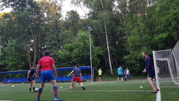 فريق هواة روس يمارسون كرة القدم - سبوتنيك عربي