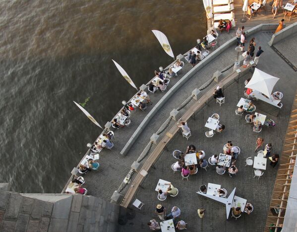 مشهد للشرفة الصيفية لمطعم شاطئ الزيتون بموسكو - سبوتنيك عربي