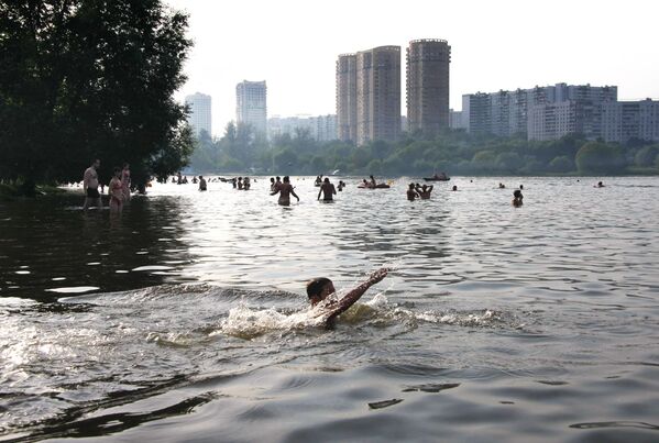 المواطنون يسبحون في منطقة الترفيه سيريبرياني بور بموسكو - سبوتنيك عربي