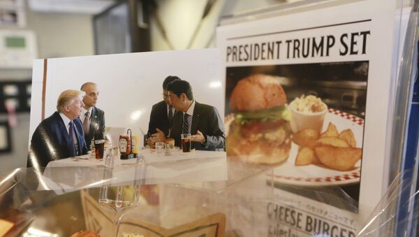 دونالد ترامب مع رئيس الوزراء الياباني شينزو أبي في مطعم برغير في اليابان - سبوتنيك عربي