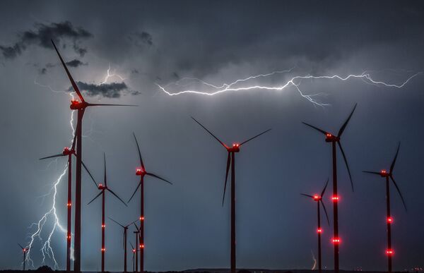 لمعان برق فوق الطواحين الهوائية في حديقة أوديرفورلاند لتوليد الطاقة بالقرب من سيفيرسدورف، شرق ألمانيا 1 أغسطس/ آب 2017 - سبوتنيك عربي