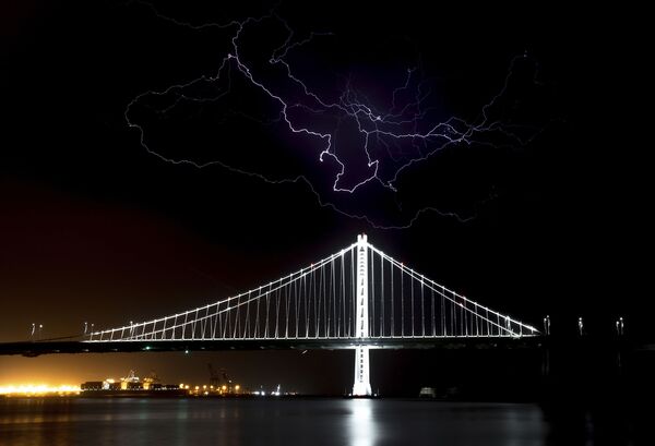 برق فوق جسر خليج سان فرانسيسكو أثناء مرور عاصفة في أوكلاند، كاليفورنيا 11 سبتمبر/ أيلول 2017 - سبوتنيك عربي