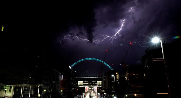 ضربات البرق فوق ملعب ويمبلي في لندن، بريطانيا 26 مايو/ أيار 2018 - سبوتنيك عربي