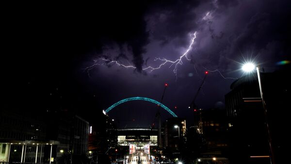 ضربات البرق فوق ملعب ويمبلي في لندن، بريطانيا 26 مايو/ أيار 2018 - سبوتنيك عربي