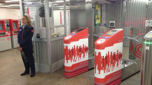 مداخل مخصصة لحملة جواز المشجع في مترو موسكو خلال كأس العالم - سبوتنيك عربي