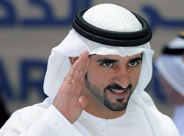 الشيخ حمدان بن محمد بن راشد آل مكتوم، ولي عهد دبي ورئيس مجلس دبي التنفيذي، يلقي التحية لدى وصوله إلى مراسم انطلاق مبادرة دبي الذكية 2021، التي تهدف إلى إنهاء المعاملات الورقية بحلول عام 2021  في دبي، الإمارات العربية المتحدة 16 أبريل/ نيسان 2017 - سبوتنيك عربي