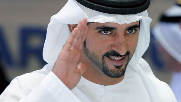 الشيخ حمدان بن محمد بن راشد آل مكتوم، ولي عهد دبي ورئيس مجلس دبي التنفيذي، يلقي التحية لدى وصوله إلى مراسم انطلاق مبادرة دبي الذكية 2021، التي تهدف إلى إنهاء المعاملات الورقية بحلول عام 2021  في دبي، الإمارات العربية المتحدة 16 أبريل/ نيسان 2017 - سبوتنيك عربي