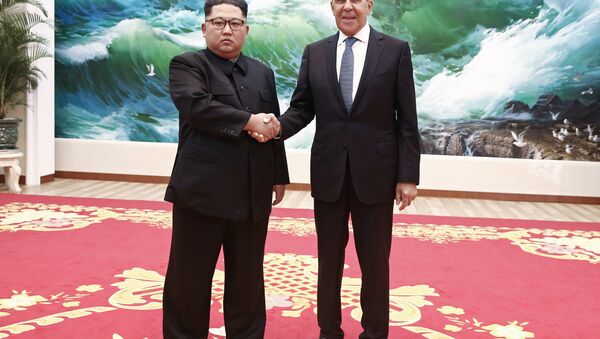 وزير الخارجية الروسي سيرغي لافروف، أثناء زيارته إلى بيونغ يانغ، مع زعيم كوريا الشمالية كيم جونغ أون - سبوتنيك عربي