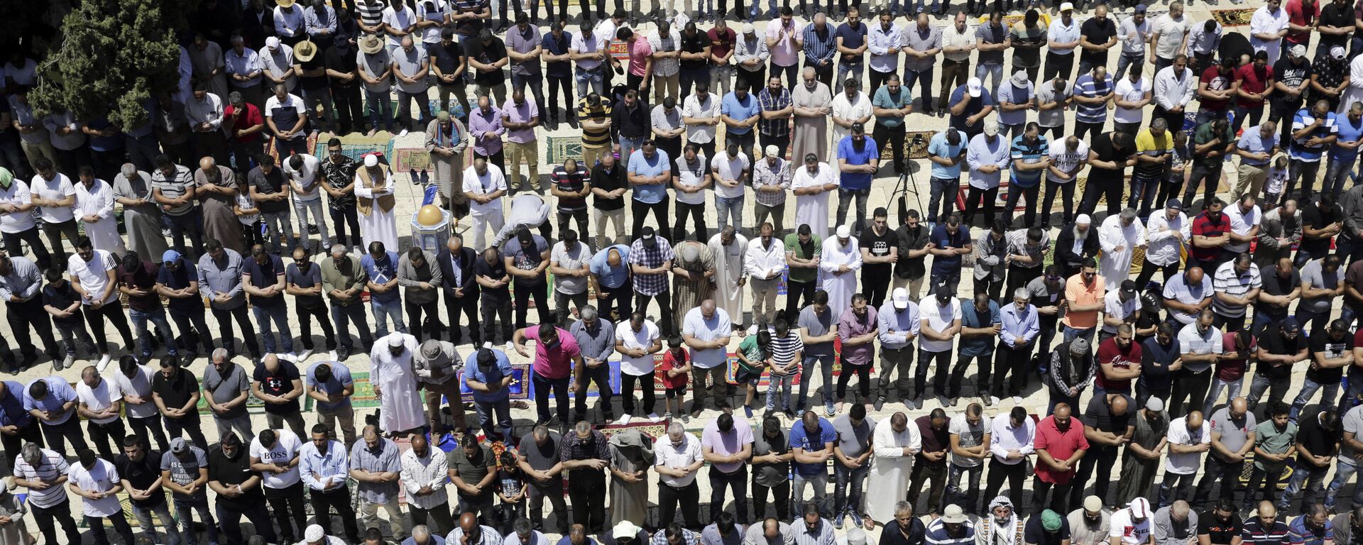 فلسطينيون خلال صلاة الجمعة الأولى في رمضان في حرم مسجد الأقصى، القدس، الضفة الغربية، 18 مايو/ أيار 2018 - سبوتنيك عربي, 1920, 22.10.2022