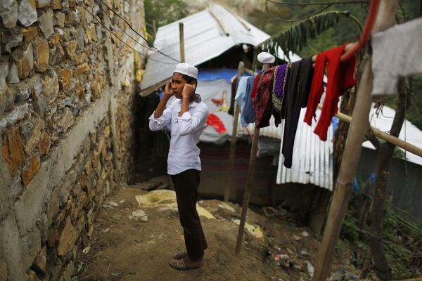 صبي الروهينغا خلال الصلاة في مخيم كاتماندو للاجئين، نيبال 18 مايو/ أيار 2018 - سبوتنيك عربي