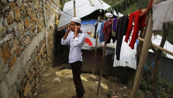 صبي الروهينغا خلال الصلاة في مخيم كاتماندو للاجئين، نيبال 18 مايو/ أيار 2018 - سبوتنيك عربي