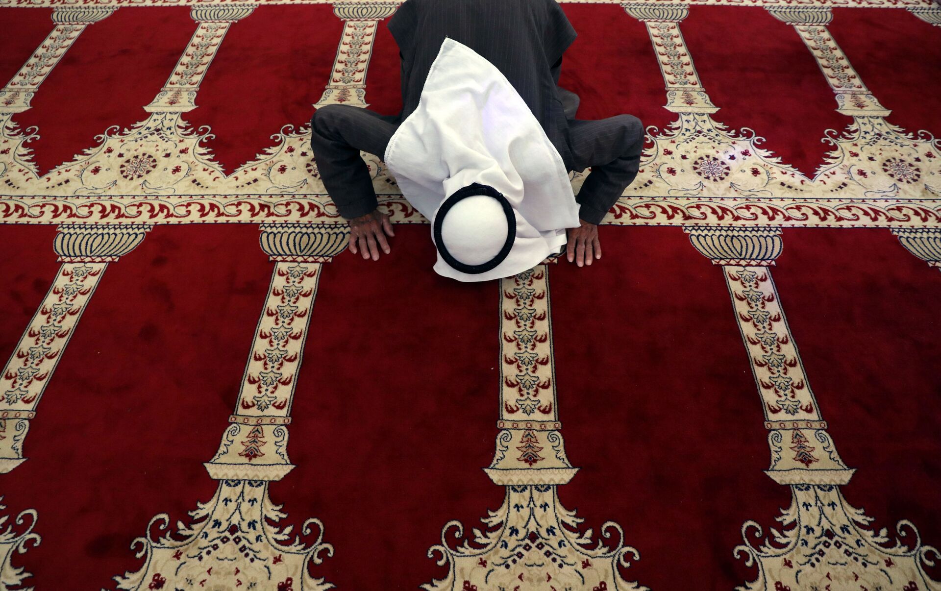 Лучшие качества хорошего мусульманина. С пятницей мусульмане. Хуснуллин молится в мечети. Мусульмане выходят из мечетей. Мусульманин в мечети в темноте.
