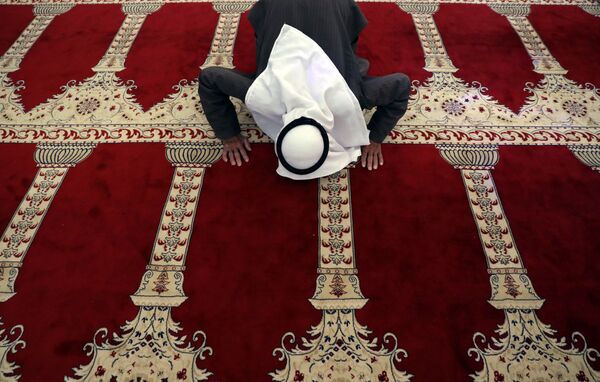 رجل فلسطيني يصلي في المسجد الأقصى في شهر رمضان، القدس، الضفة الغربية 21 مايو/ أيار 2018 - سبوتنيك عربي
