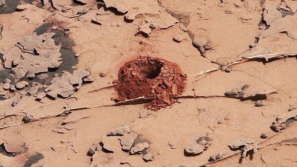 الحفرة الأولى، حفرت بواسطة مثقاب الحفر كيوريوسيتي (Curiosity ) في الحجر دولوث - سبوتنيك عربي