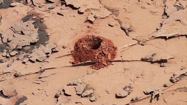 الحفرة الأولى، حفرت بواسطة مثقاب الحفر كيوريوسيتي (Curiosity ) في الحجر دولوث - سبوتنيك عربي